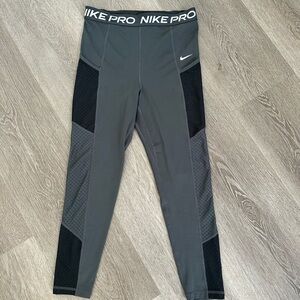 Womens Medium Nike Pro Charcoal and Black Leggings with pockets and mesh panels